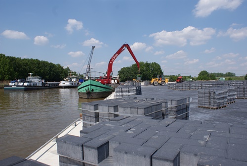 v.d. Bosch Beton vervoert 1,2 miljoen stenen over water